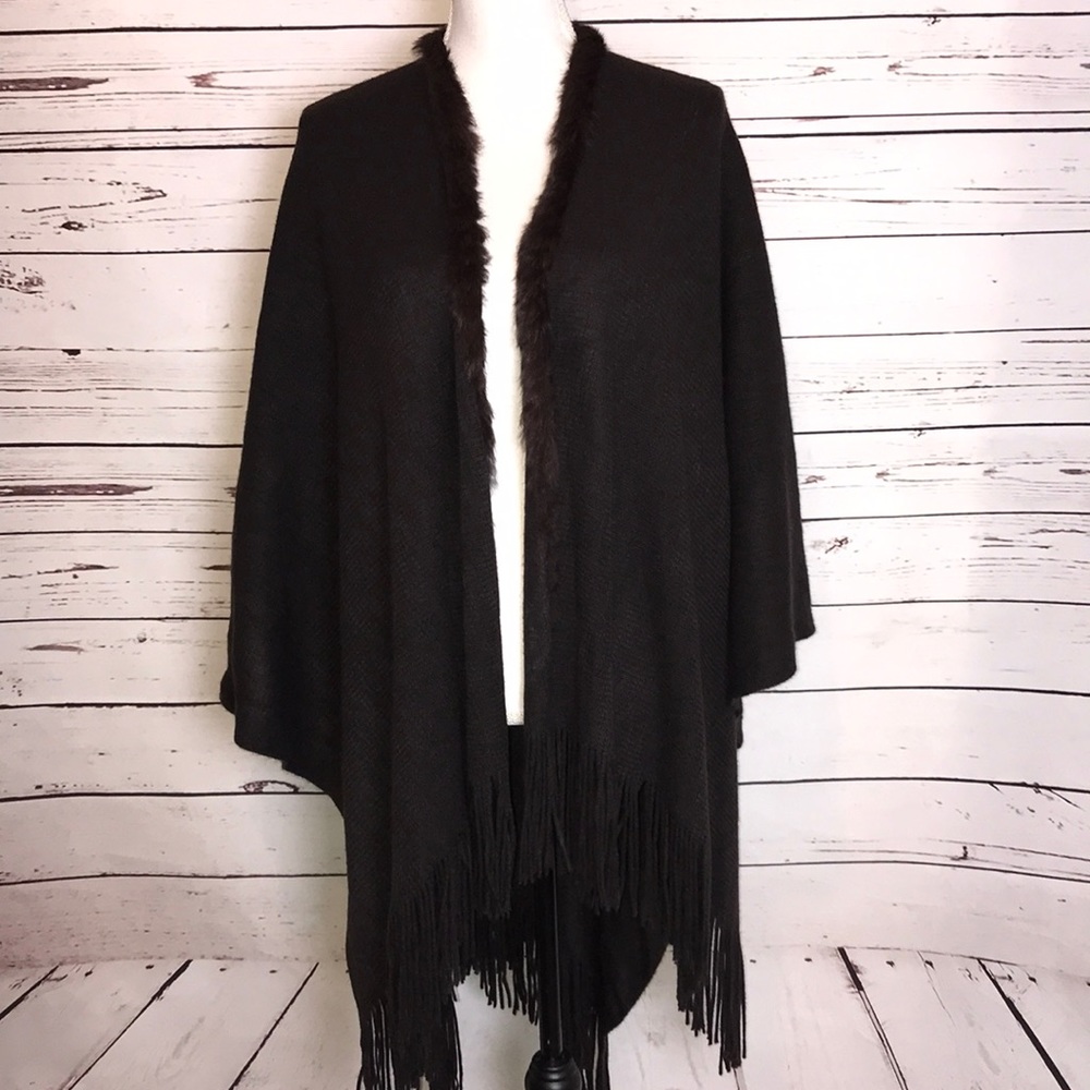 🎄NWT Dark brown Cape with fringe & rabbit fur